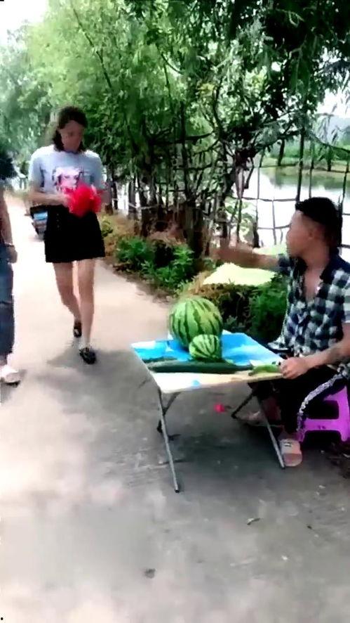 村口大妈吃瓜现场视频,笑料百出引围观