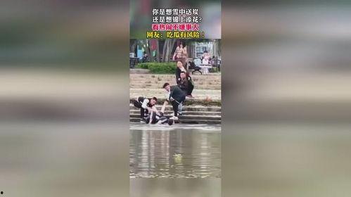 吃瓜群众下雨了视频,捕捉生活瞬间