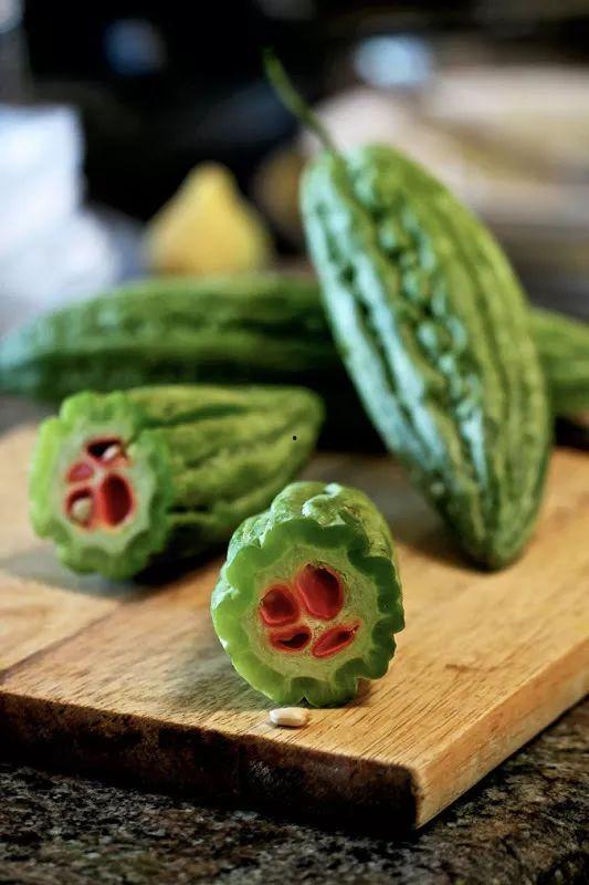 姐弟两个吃瓜解暑视频,姐弟俩吃瓜解暑，欢乐互动萌翻网友