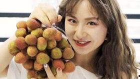 美女吃哈密瓜荔枝视频,美女品尝哈密瓜荔枝，视觉盛宴来袭