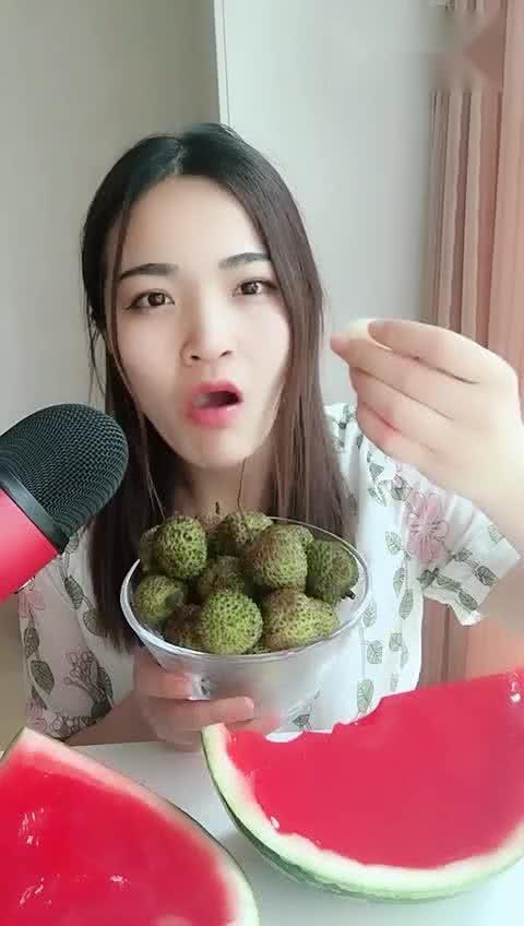 美女吃哈密瓜荔枝视频,美女品尝哈密瓜荔枝，视觉盛宴来袭