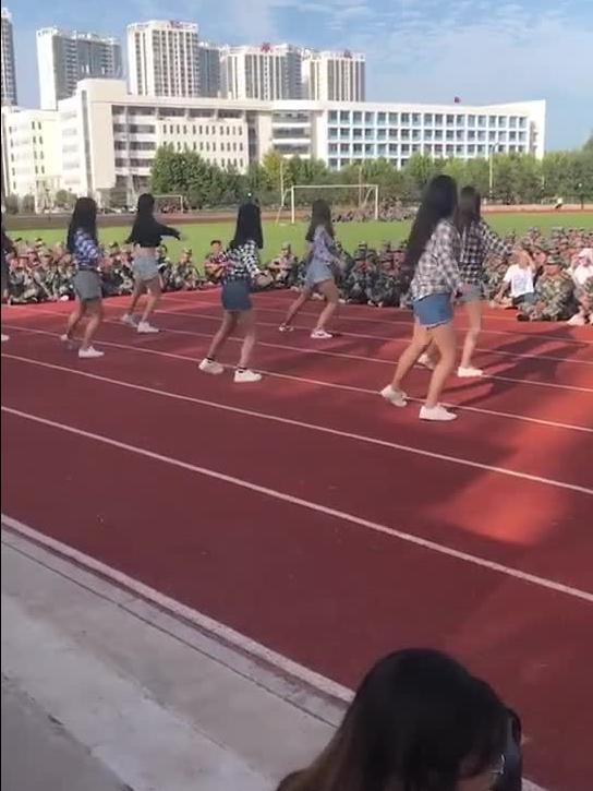 校园跳舞视频吃瓜,吃瓜群众热议校园生活新风尚