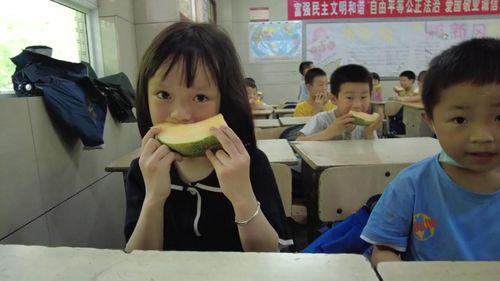 景贤小学吃瓜原视频,欢乐瞬间，童真无限