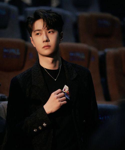 王一博吃自己的瓜视频,揭秘明星背后的真实生活