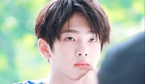 抖音卷毛帅哥吃瓜视频,趣味横生一幕幕