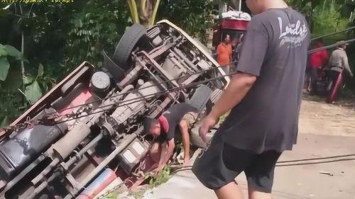 男子边吃瓜边拍视频